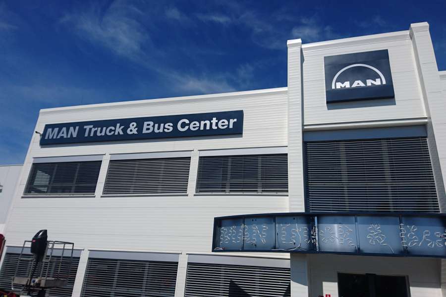 Kasetony reklamowe - podświetlany kaseton z dibondu Man