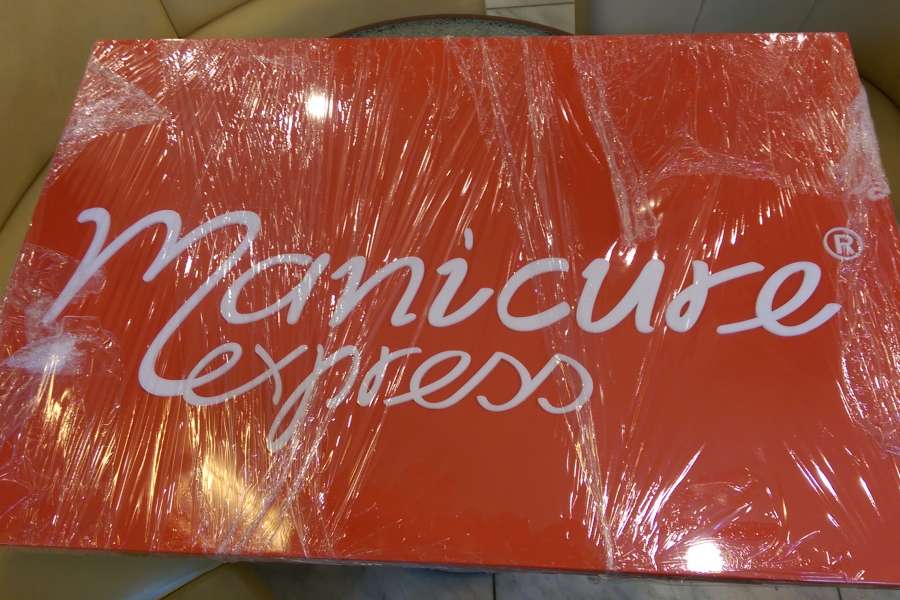 Kasetony reklamowe - dwustronny kaseton z dibondu plus litery z plexi Manicure express