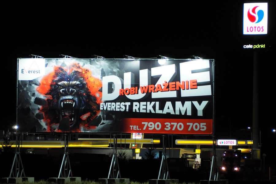 Powierzchnie reklamowe - Kostomłoty Lotos>Wrocław Everest Reklamy noc