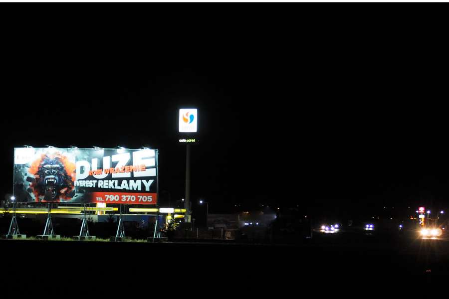 Powierzchnie reklamowe - Kostomłoty Lotos>Wrocław Everest Reklamy noc