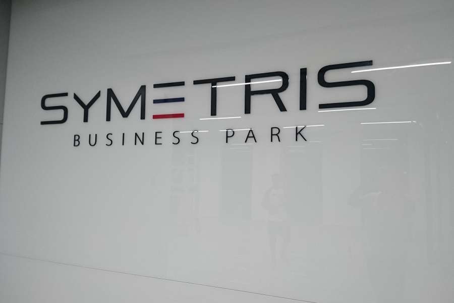 Oznakowanie budynków - Biurowiec Symetris Lacobel i litery z plexi 