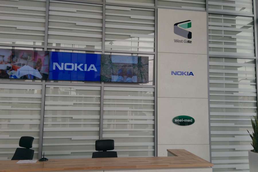 Oznakowanie budynków - totem informacyjny biurowiec West Gate - beton architektoniczny + plexi 