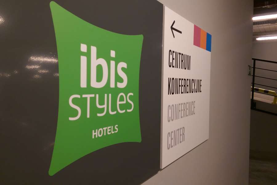 Oznakowanie budynków - tablice informacyjne stal 10mm - Hotel Ibis Styles, Silver Tower Center