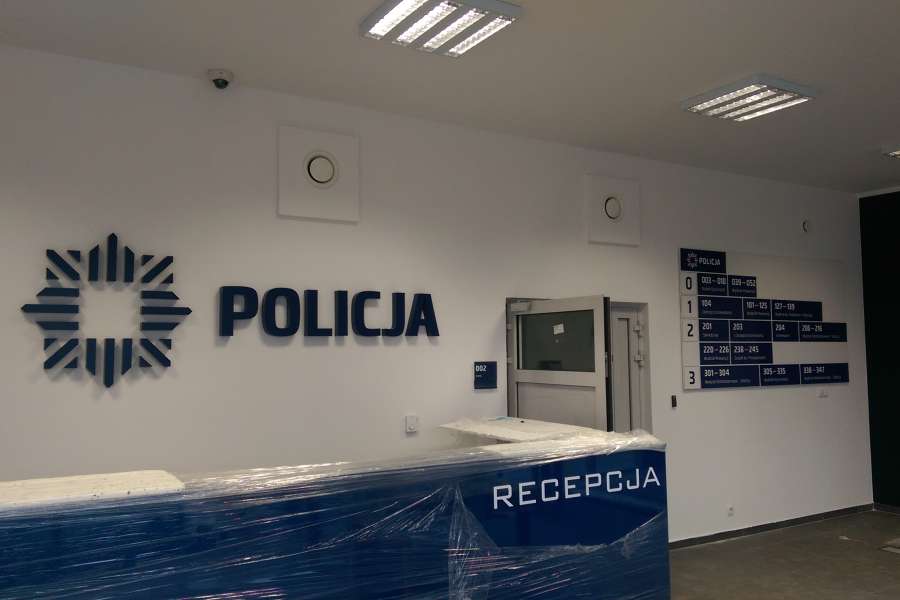 Oznakowanie budynków - komisariat policji, litery przestrzenne, tablice informacyjne