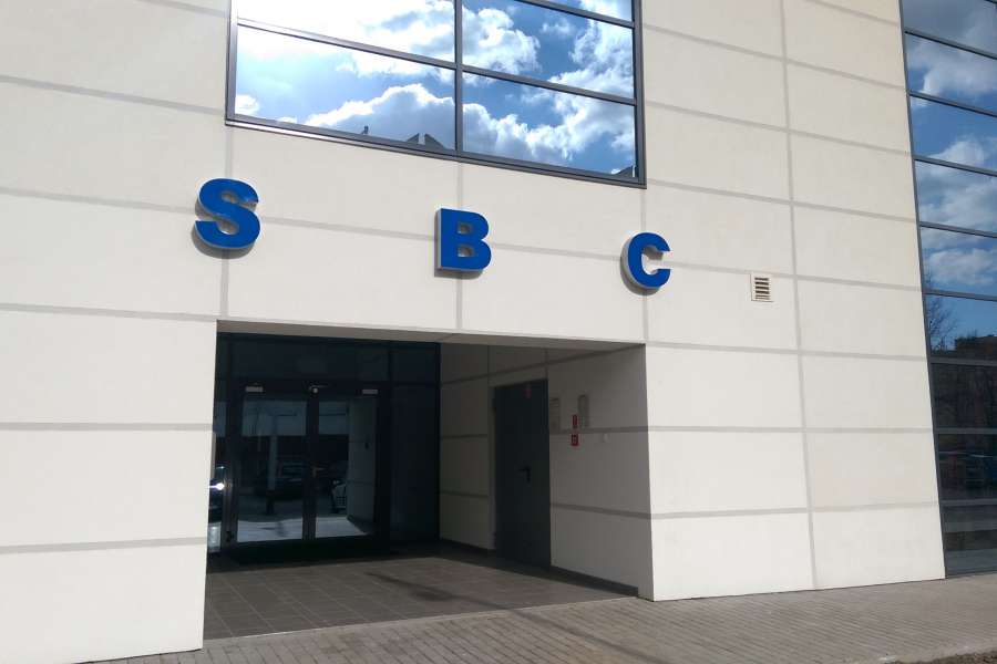 Litery przestrzenne - biurowiec SBC Lotnicza Wrocław