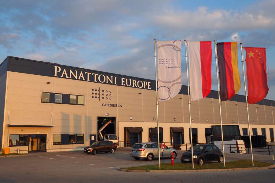 Litery przestrzenne - oznakowanie hal Panattoni Wrocław, litery PE, maszty flagowe