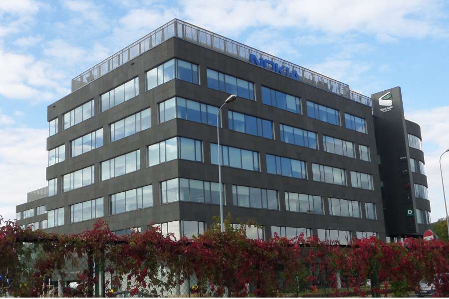 Oznakowanie budynków - biurowiec West Gate, kasetony, totemy, litery przestrzenne, oznakowanie parkingu, tabliczki informacyjne