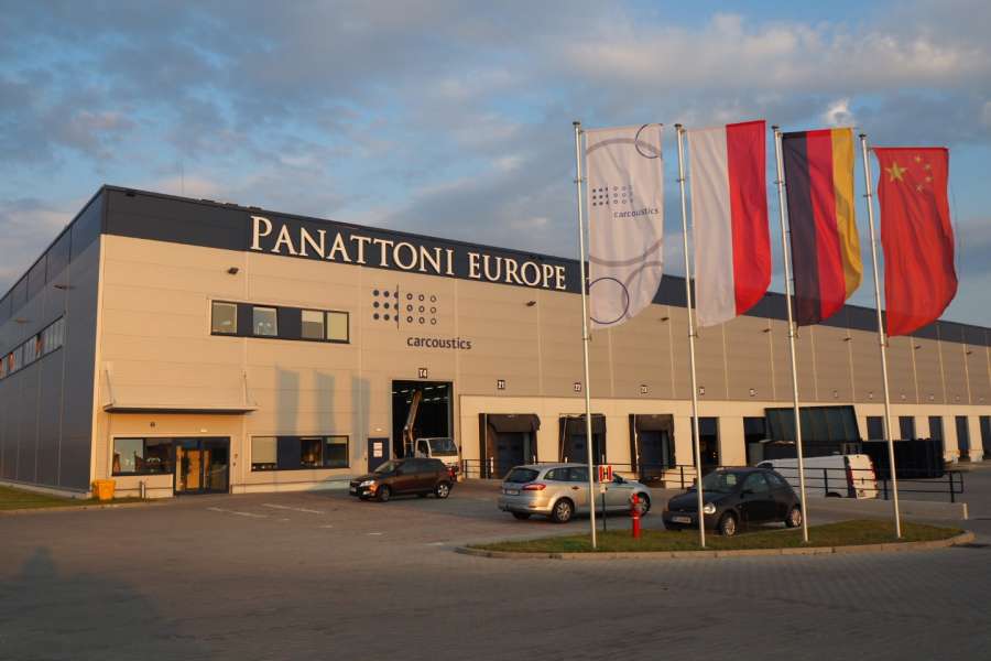 Oznakowanie budynków - oznakowanie hal Panattoni Wrocław, litery przestrzenne, kasetony, maszty flagowe