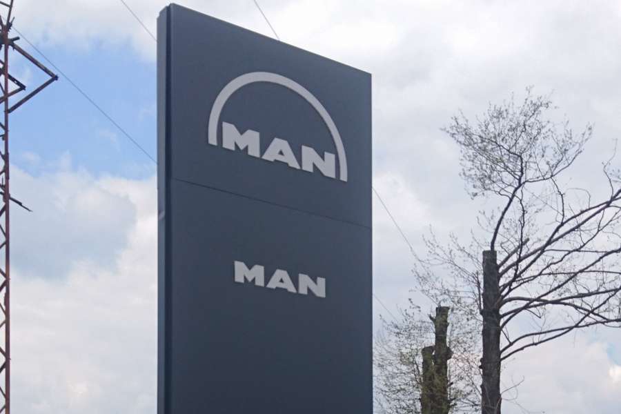 Reklama Świetlna - pylon podświetlany 5m Man