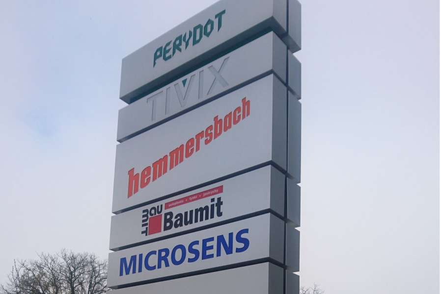 Reklama Świetlna - podświetlany pylon informacyjny 6m Perydot Wrocław
