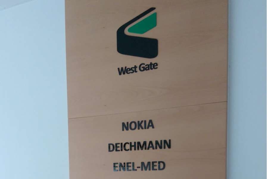 Reklama Świetlna - totem informacyjny drewno i plexi West Gate Wrocław