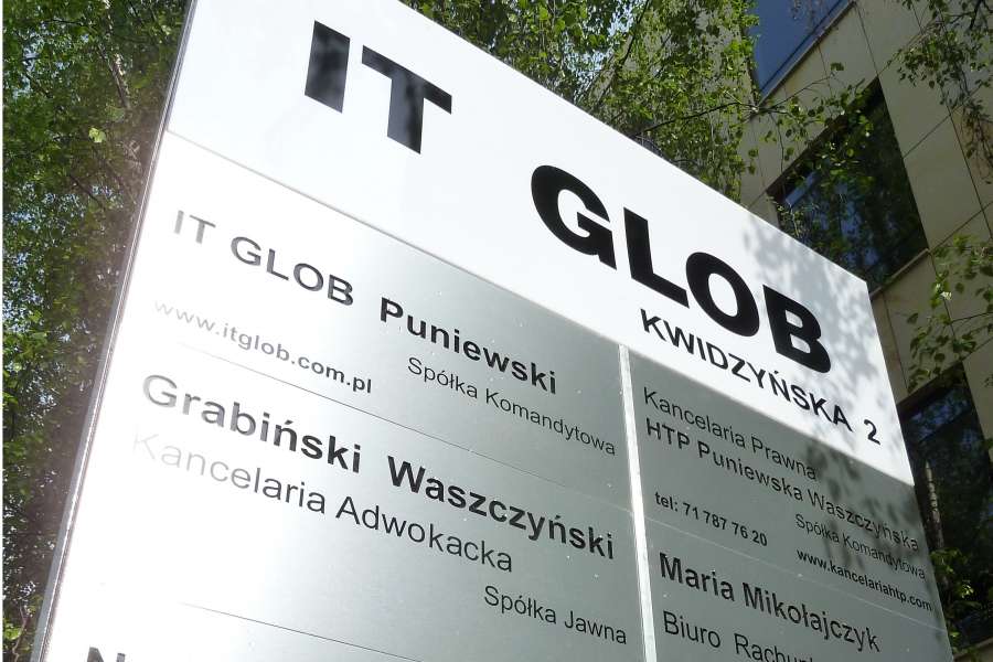 Reklama Świetlna - pylon informacyjny dibond szczotkowany  IT Glob Wrocław