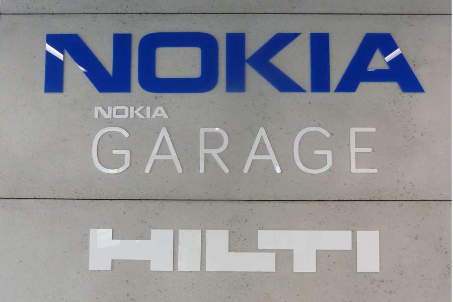 totem informacyjny West Link - beton architektoniczny i plexi