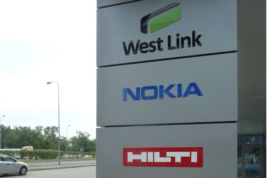 totem informacyjny West Link Wrocław - dibond i plexi