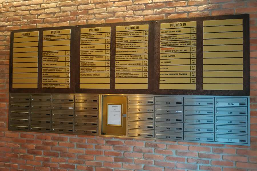 Oznakowanie budynków - tablica informacyjna wewnętrzna, biurowiec Mikołaja 57 Wrocław