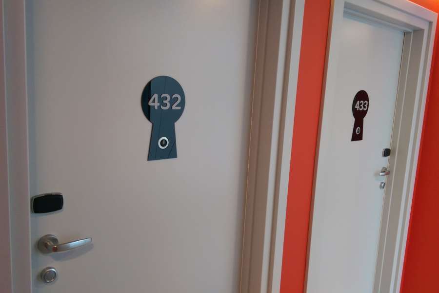 Oznakowanie budynków - oznaczenia pokoi Hotel Ibis Styles