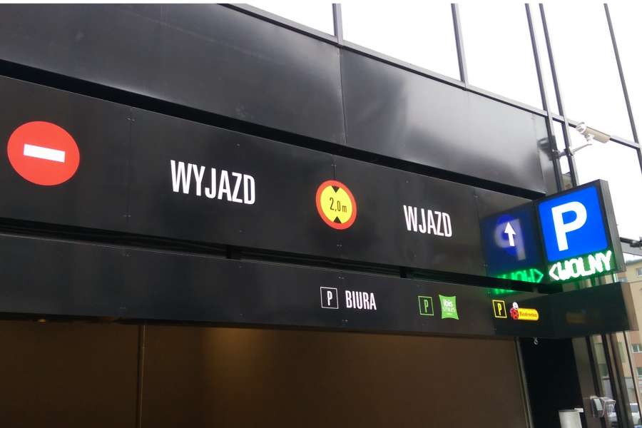 Oznakowanie budynków - oznakowanie parkingów - kasetony wjazd/wyjazd