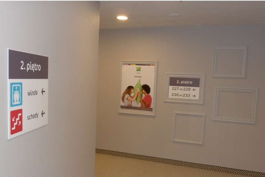 Oznakowanie budynków - tabliczki informacyjne z plexi - hotel Ibis