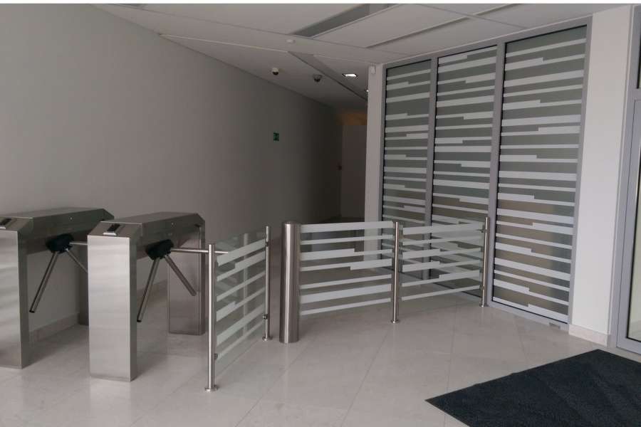 Oznakowanie budynków - wyklejanie witryn, oznaczenia powierzchni biurowych