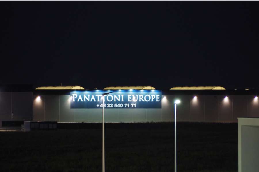 Oznakowanie budynków - oznakowanie hal Panattoni Wrocław, baner podświetlany noc