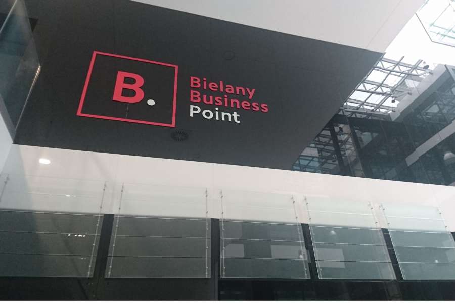 Oznakowanie budynków - biurowiec Bielany Business Point - logo z plexi i szklane podwieszane tablice informacyjne