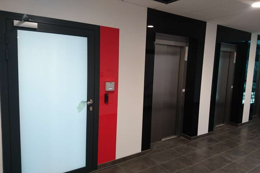 Oznakowanie budynków - zabudowy wind i drzwi lacobel, biurowiec Bielany Business Point