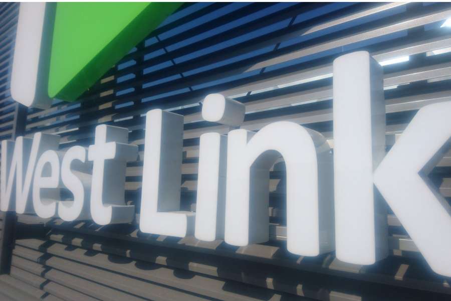 Litery przestrzenne z plexi biurowiec West Link Wrocław