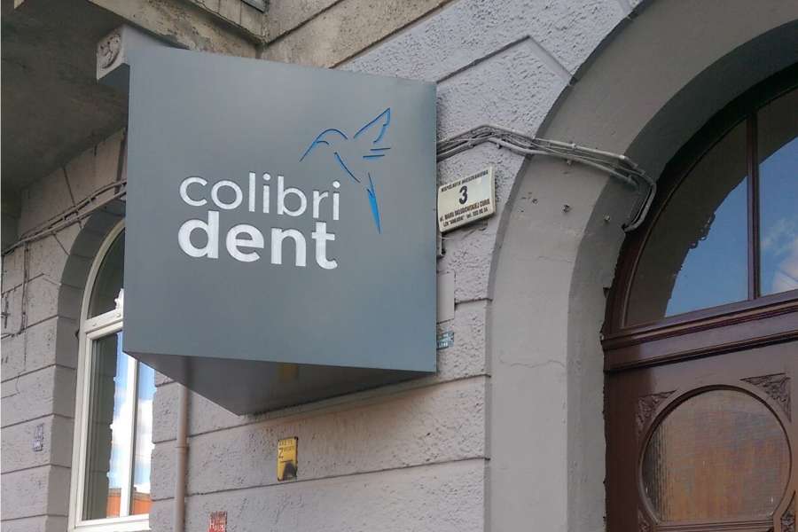 Kasetony reklamowe - kaseton trójkątny Colibri Wrocław