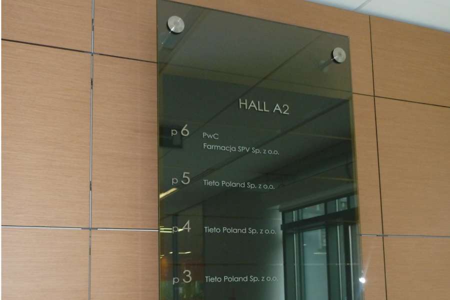 Totem informacyjny szklany - szkło bezpieczne