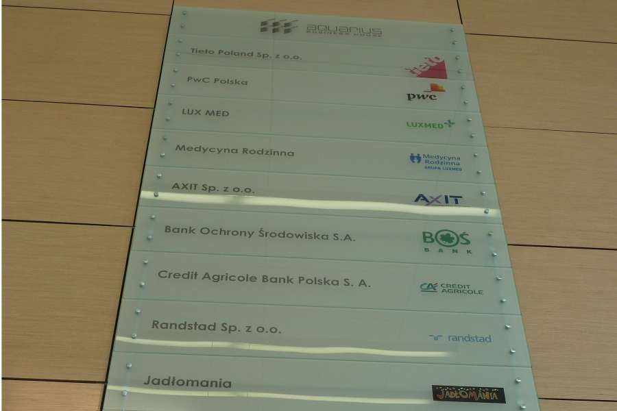 Oznakowanie budynków - podwieszana szklana tablica informacyjna - szkło bezpieczne