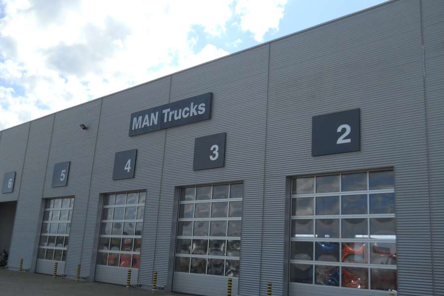Kasetony reklamowe - oznakowanie hal - kasetony z dibondu Man Trucks
