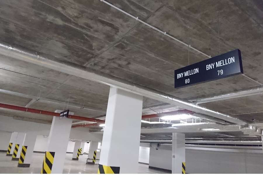 Kasetony reklamowe - oznakowanie parkingów - podwieszany kaseton z dibondu