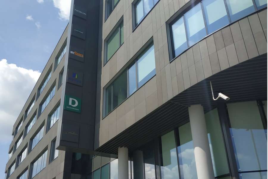 Kasetony reklamowe - oznakowanie budynków - kasetony najemców z dibondu