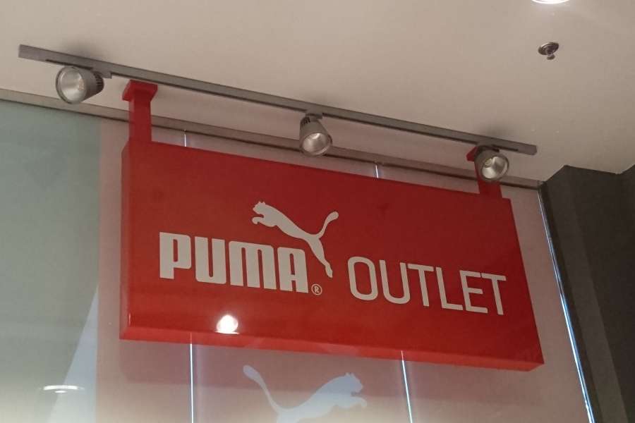 Kasetony reklamowe - kaseton dwustronny Puma w witrynie