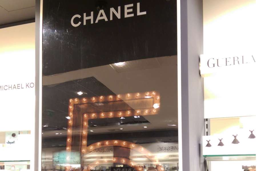 Kasetony reklamowe - kaseton w witrynie Chanel 5