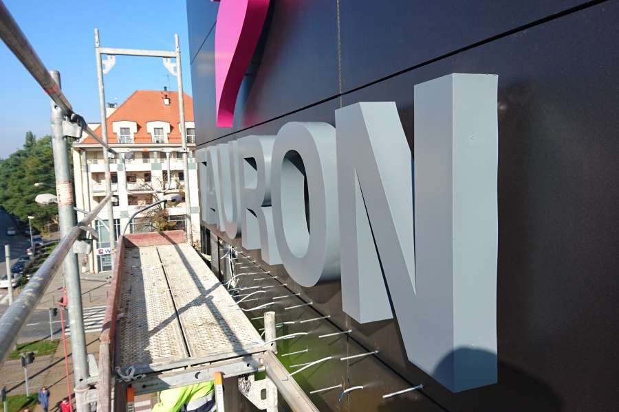 Galeria Everest - litery przestrzenne z efektem halo Tauron