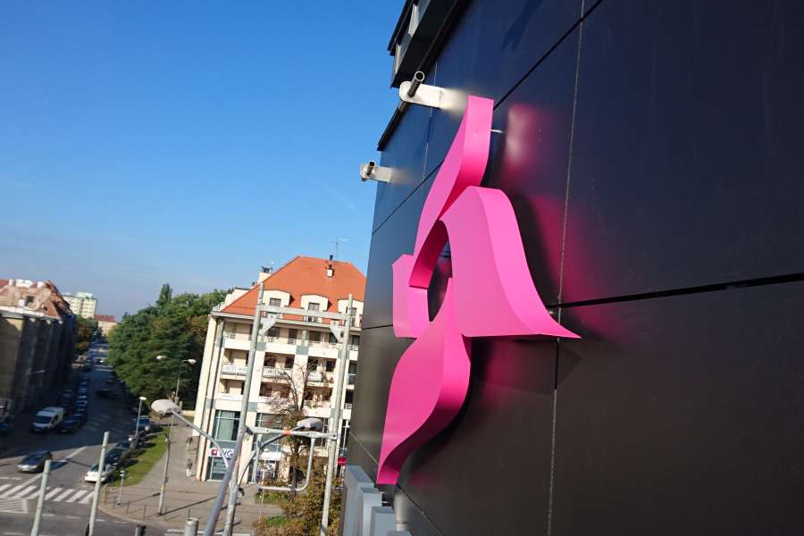 Galeria Everest - podświetlane logo Tauron - litery z efektem halo