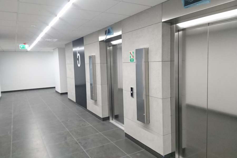 Galeria Everest - zabudowy wind i panele informacyjne biurowiec Echo