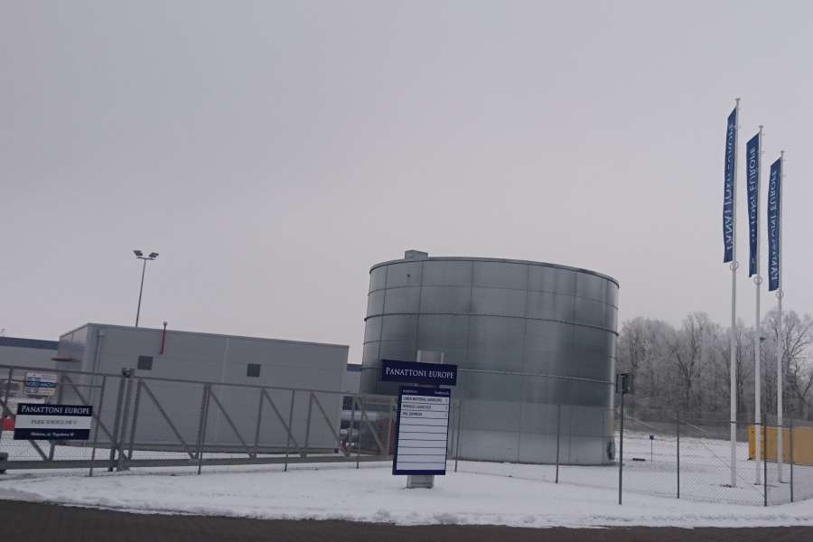 Galeria Everest - oznakowanie budynków Panattoni Europe, totem informacyjny i maszty flagowe