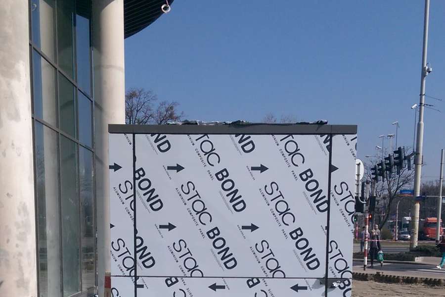 Galeria Everest - montaż totemu Nokia 