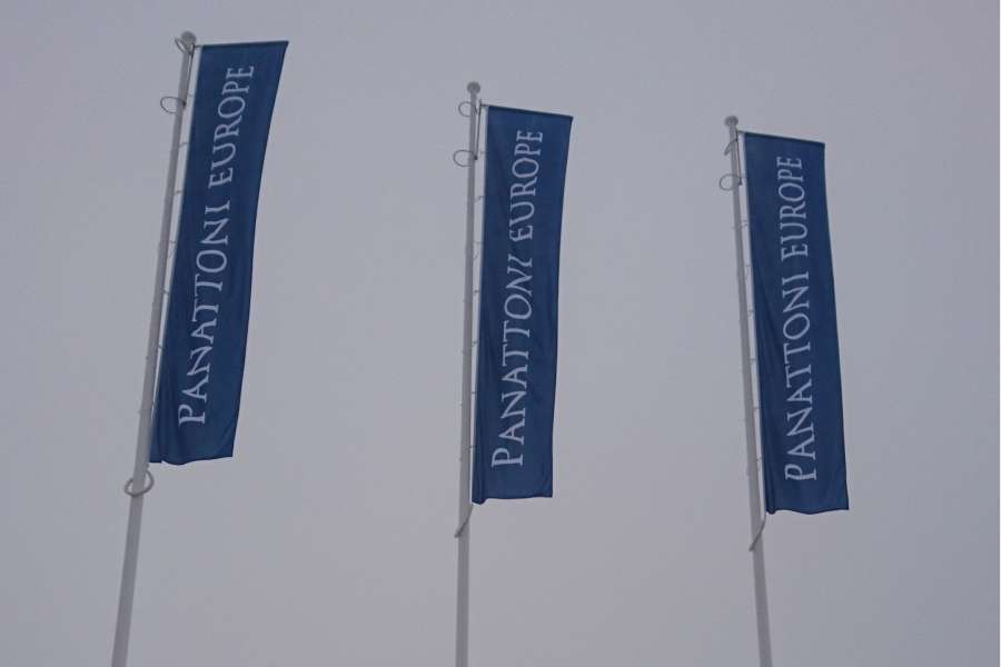Galeria Everest - maszty flagowe Panattoni Europe