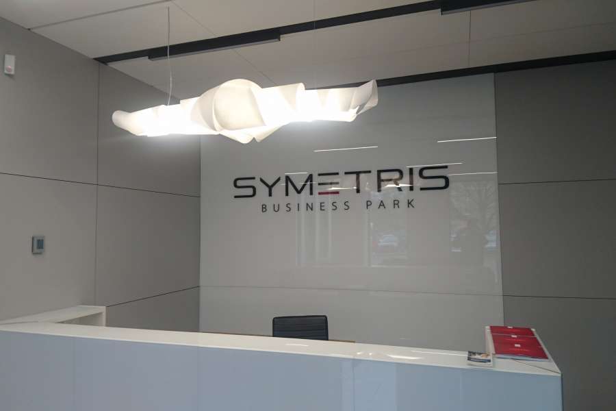 Galeria Everest - oznakowanie budynków - biurowiec Symetris Łódź - szkło lacobel plus litery z plexi