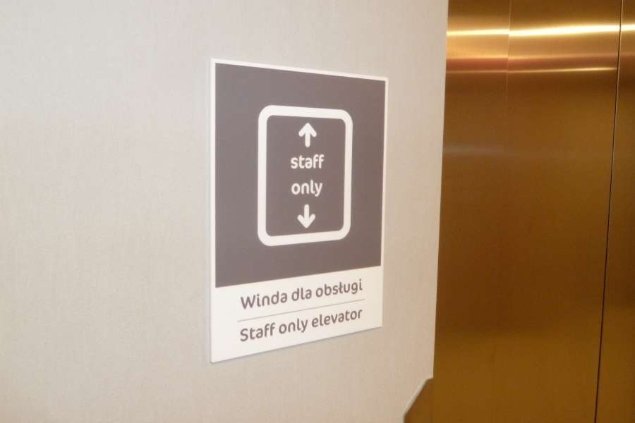 Galeria Everest - tabliczka informacyjna winda - oznakowanie budynków