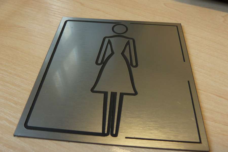 Galeria Everest - oznakowanie pomieszczeń - piktogram toaleta dibond szczotkowany