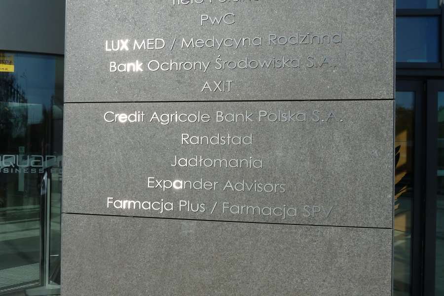 Galeria Everest - totem informacyjny Echo Aquarius - litery stal szlachetna