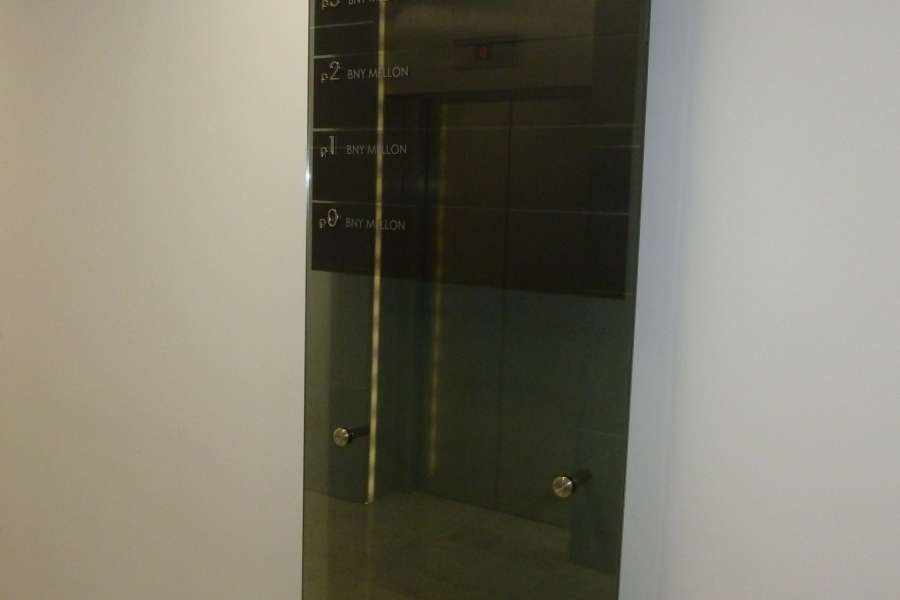 Galeria Everest - totem informacyjny - szkło bezpieczne grafit plus litery stal szlachetna