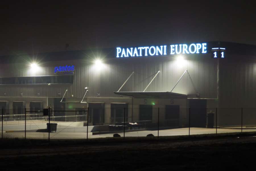 Galeria Everest - litery przestrzenne Panattoni noc