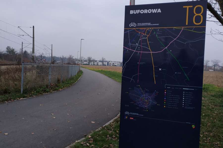 Galeria Everest - totem rowerowy Buforowa