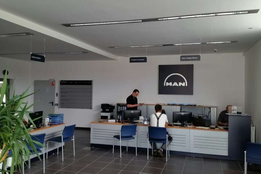 Galeria Everest - oznakowanie biura Man Polska