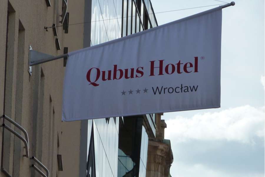 Galeria Everest - flaga Qubus Hotel Wrocław